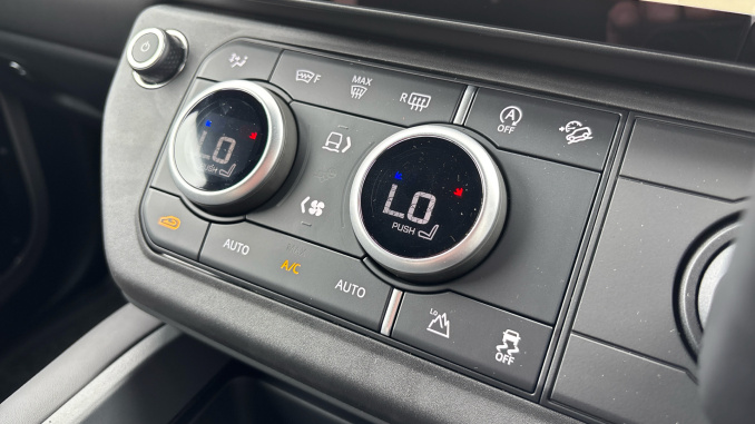 Land Rover Defender 3.0 D250 X-Dynamic HSE 110 5dr Auto Diesel Estate - Image 35